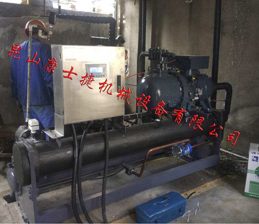 化工廠螺桿式冷水機(jī)現(xiàn)場(chǎng)