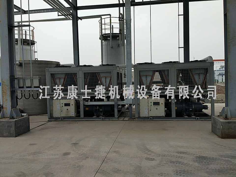 電子廠用帶熱回收低溫螺桿式防爆冷凍機使用現場照片